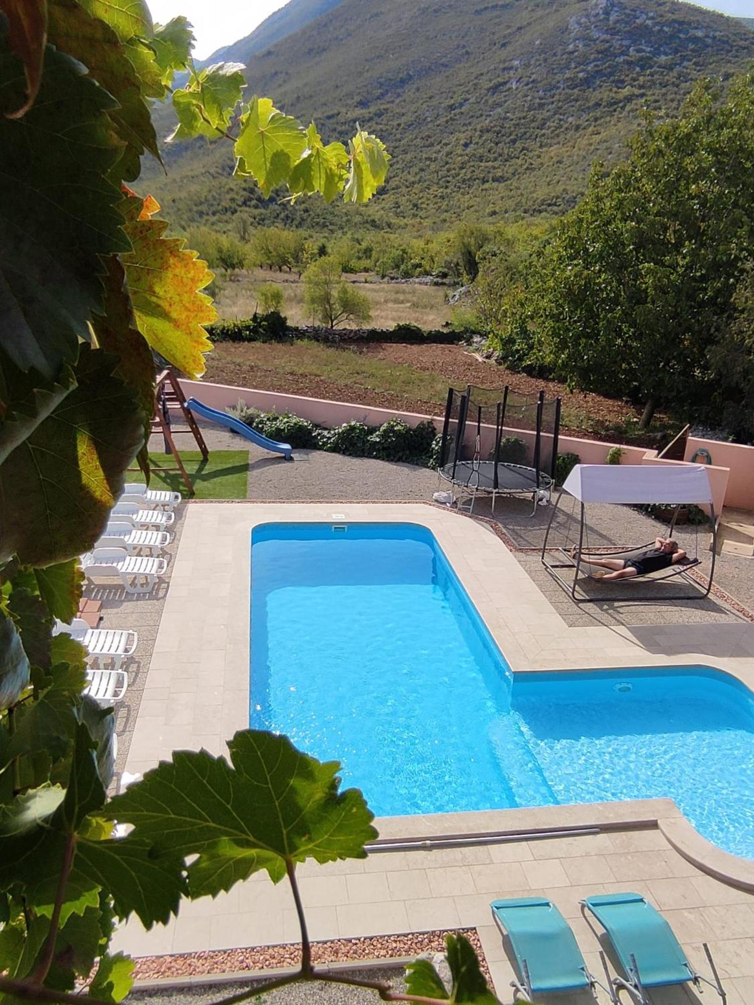 Holiday Home Perunika Zezevica ภายนอก รูปภาพ